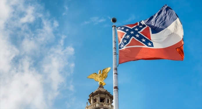 Mississippi-state-flag-flying-in-front-of-capitol-building-in-Jackson-Shutterstock1-800x430